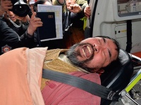 逮捕され、救急車で搬送されるキム容疑者