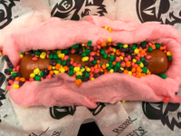 外国人は甘辛が好きっていうけども！コットンキャンディーホットドッグが誕生の予感なのか？