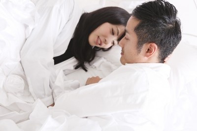 愛し合ってる最中にテレビをチラ見!?　テキトーだと思った彼氏の愛情表現6選
