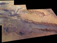 火星に大量の水を発見！赤道を横切る巨大な渓谷の地表地下に存在