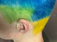 髪の毛を「ウクライナ色」に染めたロシア人男性、罰として軍隊への召喚状を手渡される