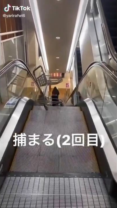 イオンのエスカレーターからカートを落下