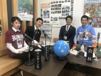 撮影の様子。緊張した様子のインターン生がかわいらしい（画像は四條畷市提供）
