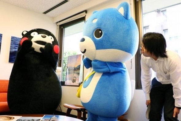 思わず聞き入るK編集長(右端)とカス丸