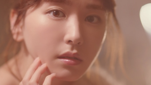新垣結衣さんが“艶めく大人の魅力”解禁、新TVCM「雪肌精 エッセンシャル スフレ」