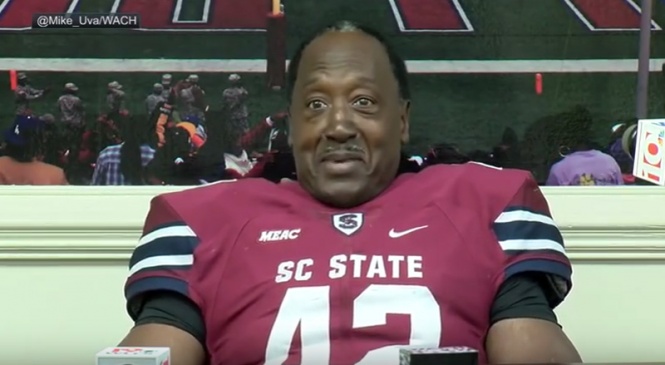 米大学アメフトに最年長55歳のプレイヤーが登場！　36年持ち続けた夢を果たす