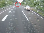 危なすぎ！　高速道路で危険走行するアルファードを捉えた！