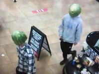 スイカ男？頭にスイカを被った2人組がコンビニ強盗（アメリカ）