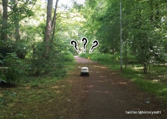 ちょっとかわいい。森の中で迷子になっちゃった配達ロボット