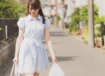 何色が夏モテ？　夏に男性が女性に着てほしい服の色4選