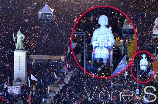 朴槿恵大統領の退任デモに慰安婦像