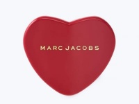 そっと取り出すのは、真っ赤な手鏡。これで気分もメイクもリセット