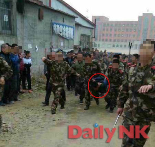 先月起きた人質事件で犯人の脱北兵士が連行されている。