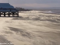 雲海ならぬ雲砂！強烈な嵐の影響で浜辺の砂が雲のように動き出す珍百景