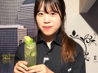 すだち入りの「夏恋モヒート」を持つスタッフ