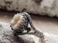 愛する故人の歯を加工し、思い出となるアクセサリーを制作（オーストラリア）