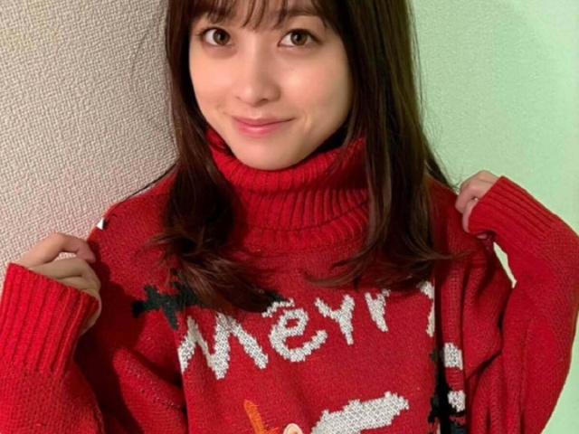 橋本環奈、赤いニット姿にネット歓喜「セーター姿も可愛すぎる」(1