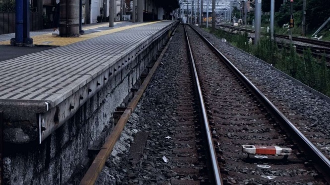 気を失って線路に落ちて...(画像はイメージ)