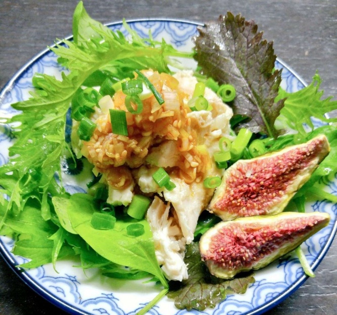 ベアクロウを使って鶏肉をほぐして、よだれ鶏に（画像はゆきあかりさんのツイートから）