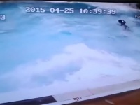 地震発生！ちょうどその時プールの中にいたらどうなる？ネパール地震で撮影された映像