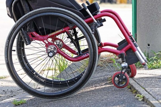 そばにあった車椅子（画像はイメージ）
