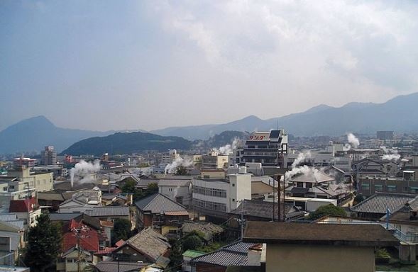 別府・鉄輪温泉遠景（STA3816さん撮影 ,Wikimedia Commons
