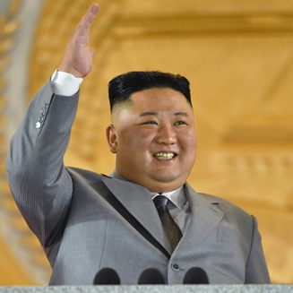 金正恩の剃り上げ後頭部に異変！「手のひら大の絆創膏」の意味とは？
