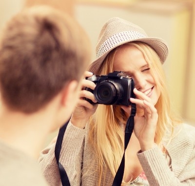 【男女のちがい】「元気でよくしゃべる異性」vs「静かで聞き役に回る異性」付き合うならどっち？