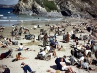 タイムトラベラー疑惑。1940年代にスマホをチェック？ビーチで撮影された写真の違和感に関する海外の反応