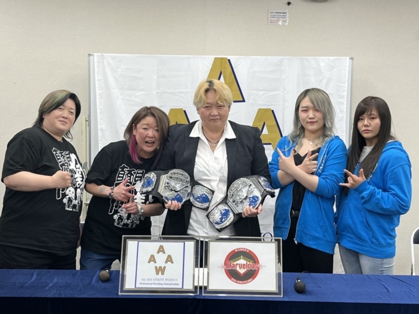 AAAWタッグ王座を競う2チームと長与千種