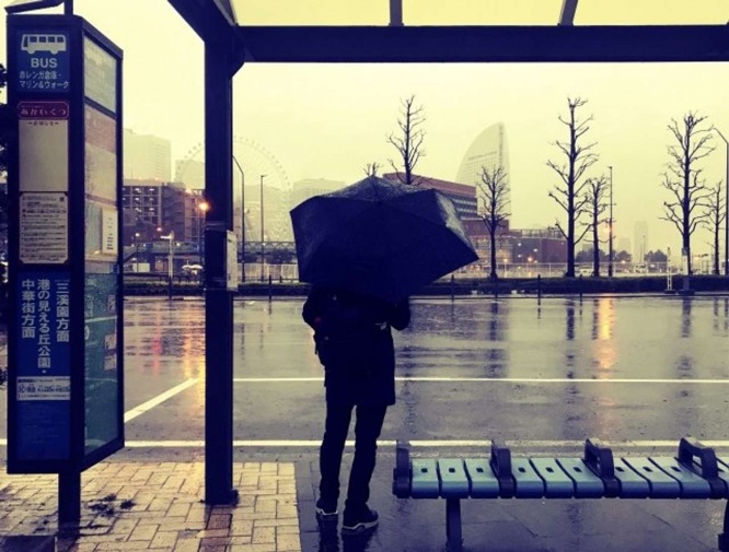 バスを待つか、タクシーを拾うか...（画像はイメージ）