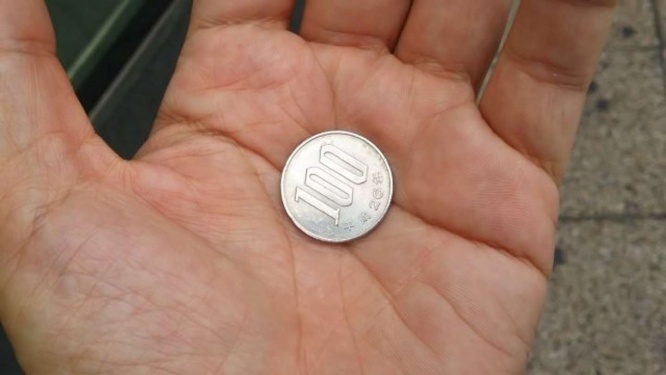 おじさんが100円玉を渡してくれて...（画像はイメージ）
