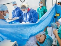 妻の帝王切開手術に立ち会った夫、精神疾患になったとして病院を訴え950億円の賠償金を求める