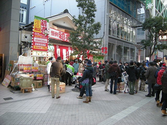 初売り時の「お茶の井ヶ田」一番町本店（2011年1月2日、Wkatsuhiroさん撮影、Wikimedia Commonsより）
