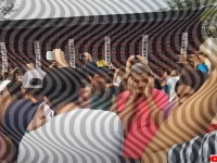 スピーカーの音量がすごすぎて衝撃波が見えるレベル
