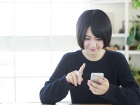 【恐怖】20代に広がる「スマホ巻き肩」に注意！貧乳になる恐れも…