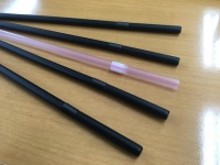 ストローで爆笑？（画像はイメージ）