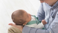 育児休暇を取得したいと思う男性社会人は約5割！ 育休復帰後のキャリアを懸念する声も