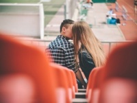 男子が彼女にしたいのは？　「落ち着く女子」or「ドキドキする女子」