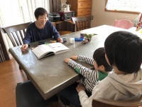 坂本洋子さん（左）。14歳のお姉ちゃんと甘える5歳の男の子は仲睦まじい