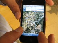iPhoneでグーグルマップを見る。写真はイメージです（brewbooksさん撮影，flickrより）