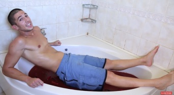 【閲覧注意】チリソース風呂に入ってみた！ → 絶対にやっちゃダメだったことが判明