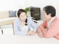 彼とイチャイチャできない!!　もし彼氏の両親に同居を迫られたときの女子の反応4つ