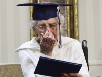 尊い涙。家庭の事情で高校に行けなかったおばあさん、97歳で卒業証書を授与される（アメリカ）