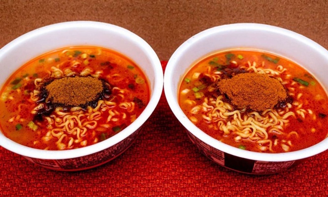 「辛さひかえめ 辛辛魚」(左)といつもの「辛辛魚」(右)