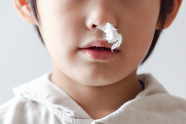 「息子の鼻血で、真っ赤になった駅の床。どうしようもなく途方に暮れる私に、スーツを着た若い男が...」（北海道・50代女性）