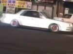 迷惑！　繁華街の交差点に暴走ドリフト車が…