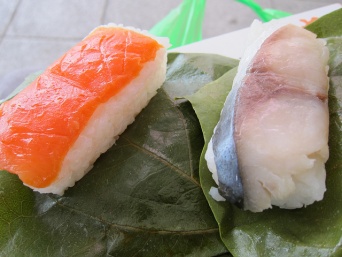 奈良名物の「柿の葉寿司」（Kurumanさん撮影、flickrより）