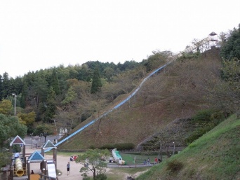 「日本一危険な滑り台」（今治市提供）