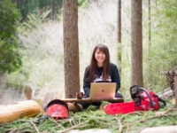 右手にチェーンソー、左手にMacBook。都内の広告会社で働く彼女は、熱海の木こりだった